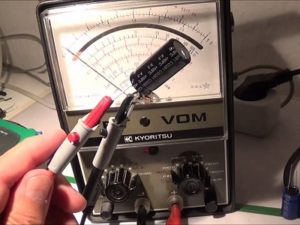 cara menguji komponen elektonika kondensator menggunakan avometer analog
