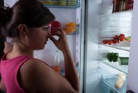 cara menghilangkan bau di kulkas