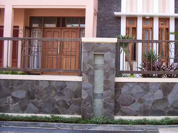 contoh Pagar Rumah minimalis Kombinasi Material Batu Alam dan Besi