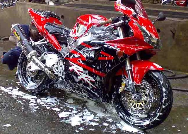 Cara Praktis Mencuci Motor