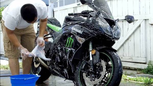 cara membersihkan bodi motor usai kehujanan yang benar