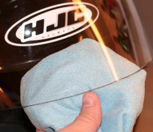 Cara Membersihkan Kaca Helm Tanpa Membuatnya Lecet