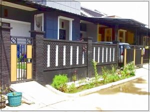 Model desain pagar rumah minimalis dengan batu alam kombinasi logam dan kayu