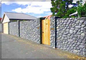 Model desain pagar rumah minimalis dengan batu alam dengan pintu kayu